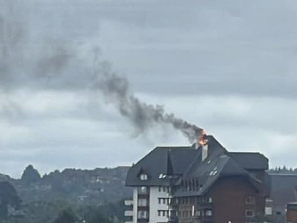 Incendio afecta al Hotel Cumbres Puerto Varas: 121 pasajeros y 54 trabajadores evacuados