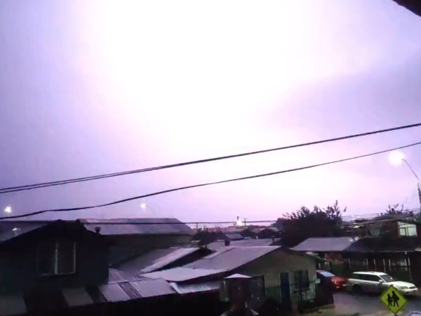 Tormenta eléctrica sorprendió a la Región de Los Lagos con intensas lluvias, viento e incluso vecinos reportaron la caída de un rayo en Puerto Varas