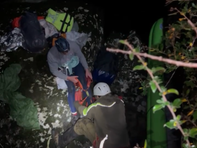 Rescate nocturno: Carabineros salvan a dos turistas franceses atrapados en el río Puelo