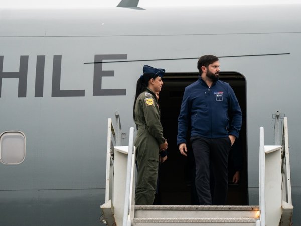 Gabriel Boric aterriza en Puerto Montt para inaugurar obras clave en la Región de Los Lagos