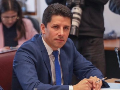 Diputado Mauro González urge aprobar informe que suspende terapias hormonales en menores de edad