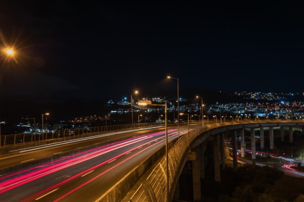 Vuelve la luz del Viaducto Fourcade: Municipio repone luminarias tras masivo robo de cables en Puerto Montt