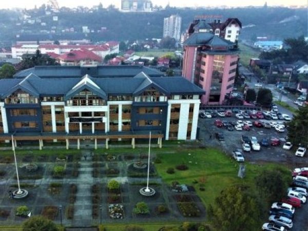 ¿Privilegios para autoridades? Diputado Bernales llama a frenar estacionamientos exclusivos para cores en Puerto Montt