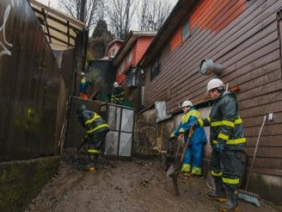 Emergencia en Puerto Montt: Rotura de matriz en sector Modelo deja 8 viviendas dañadas y 15 familias afectadas