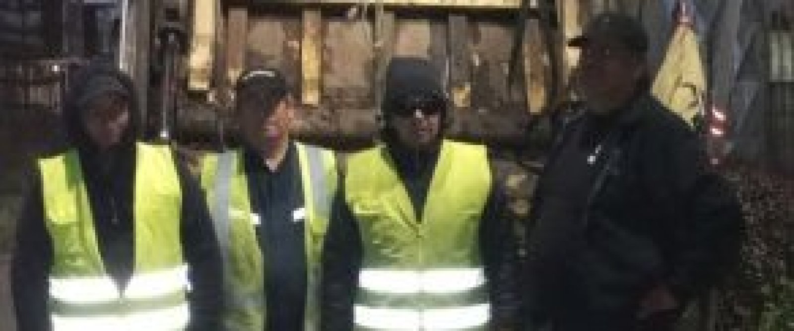 Honestidad a toda prueba en Llanquihue: Recolectores de basura hallan billetera con dinero y la devuelven a su dueña