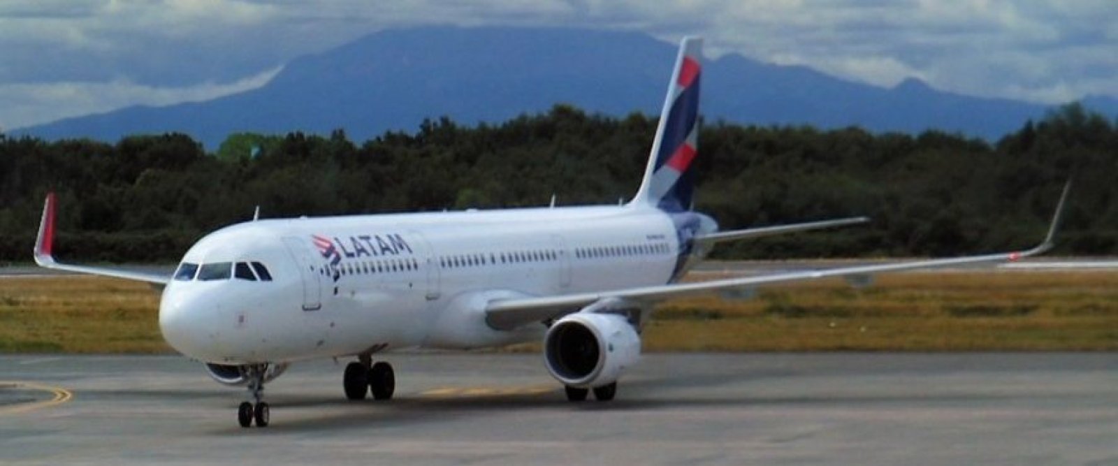 Detienen a pasajero uruguayo por aviso de bomba en vuelo Latam rumbo a Puerto Montt