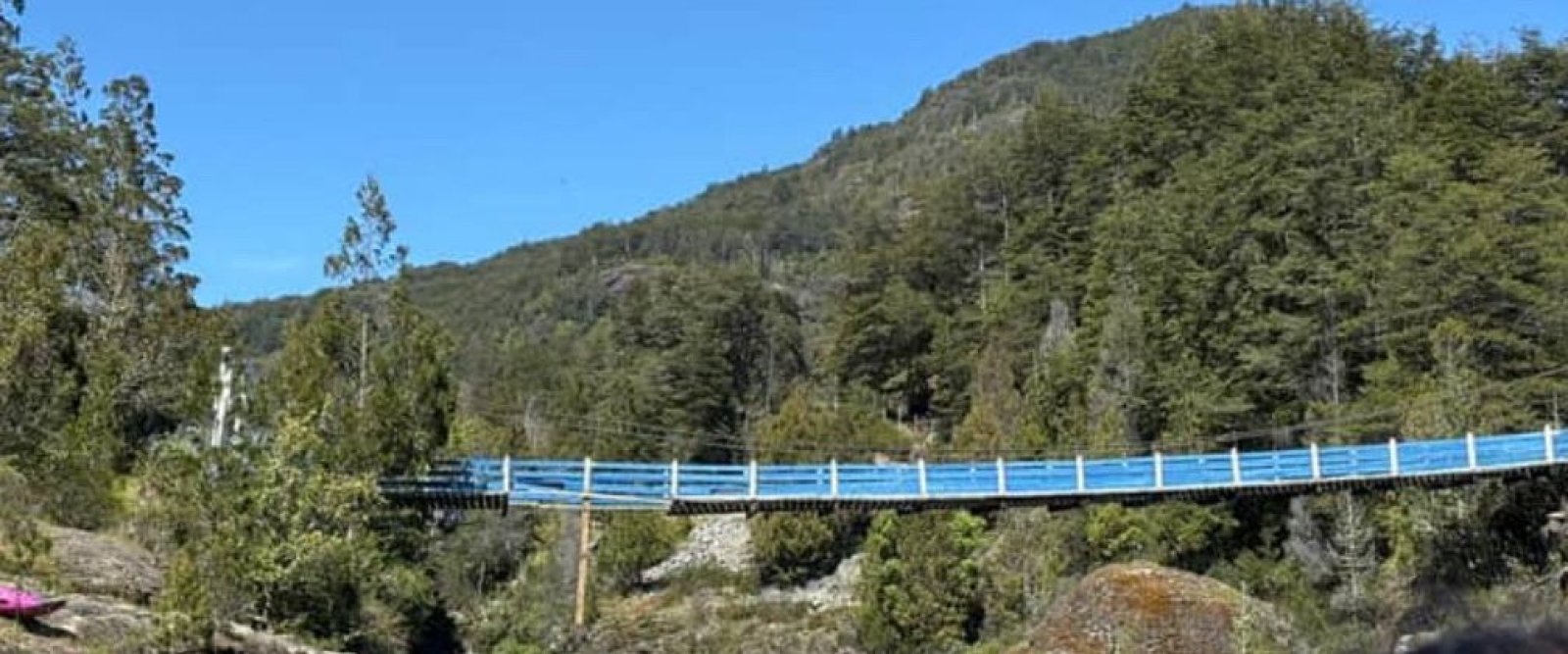Turistas caen al río Puelo tras colapsar antiguo puente colgante en Cochamó