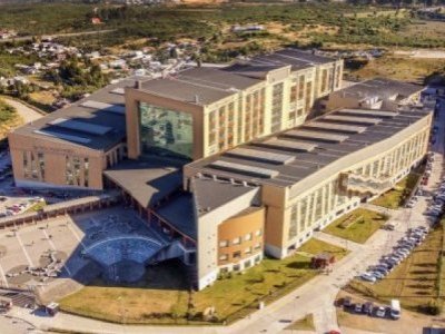 Familia denuncia trato indigno a mujer postrada en el Hospital de Puerto Montt: “Tuvimos que cambiarla en el suelo”