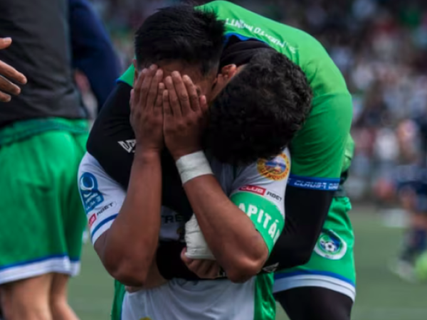 Deportes Puerto Montt vuelve a la Primera B: doblete de Antiñirre y fiesta total en un Chinquihue repleto