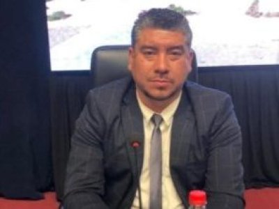 Cristian Olavarría (Frente Amplio) es elegido alcalde suplente de Llanquihue tras destitución de Víctor Angulo