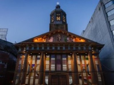 Catedral de Puerto Montt vuelve a brillar: histórico ícono patrimonial recupera su fachada e iluminación tras 6 años