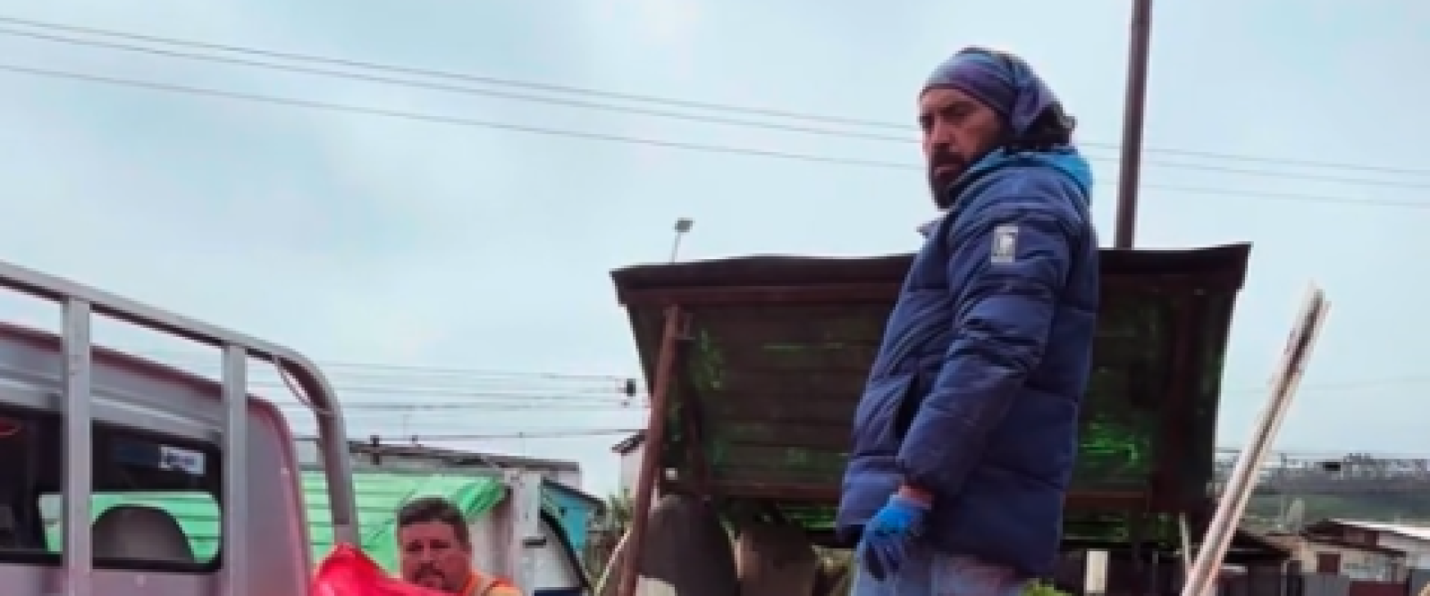 Alcalde Wainraihgt encara a persona que botaba residuos de construcción en contenedores municipales