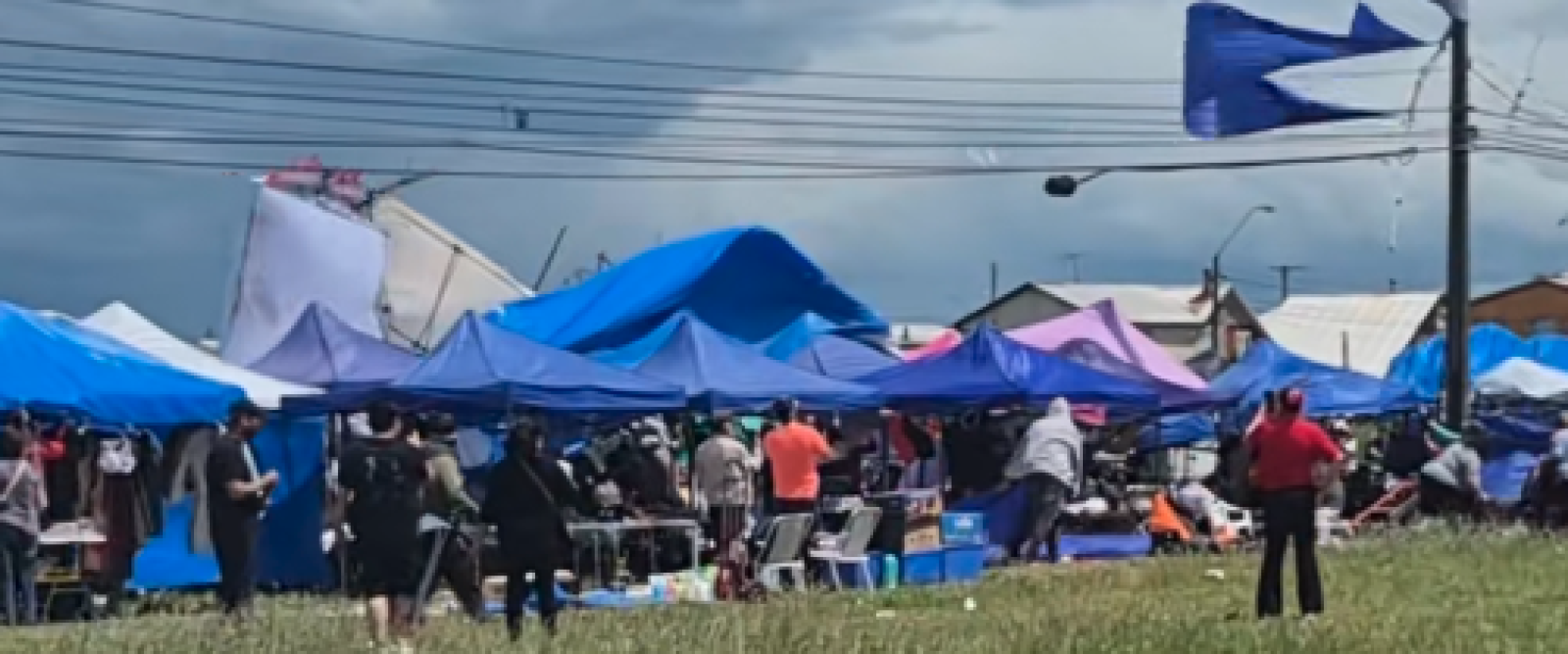 Tromba terrestre afectó a feria en Navegando El Futuro 4 y deja estructuras colgando sobre cables eléctricos en Puerto Montt