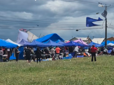 Tromba terrestre afectó a feria en Navegando El Futuro 4 y deja estructuras colgando sobre cables eléctricos en Puerto Montt