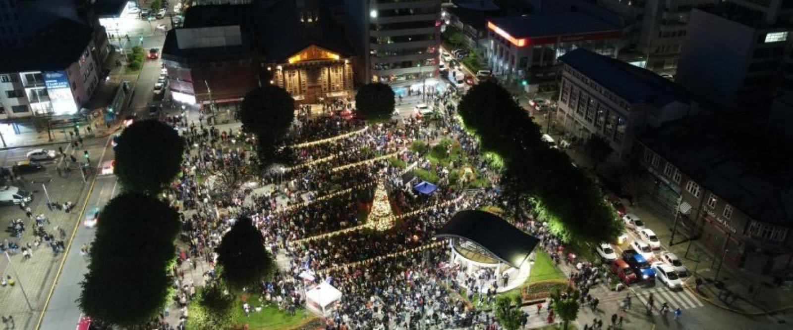 Puerto Montt ilumina su Plaza de Armas con el encendido del árbol de Navidad ante miles de familias