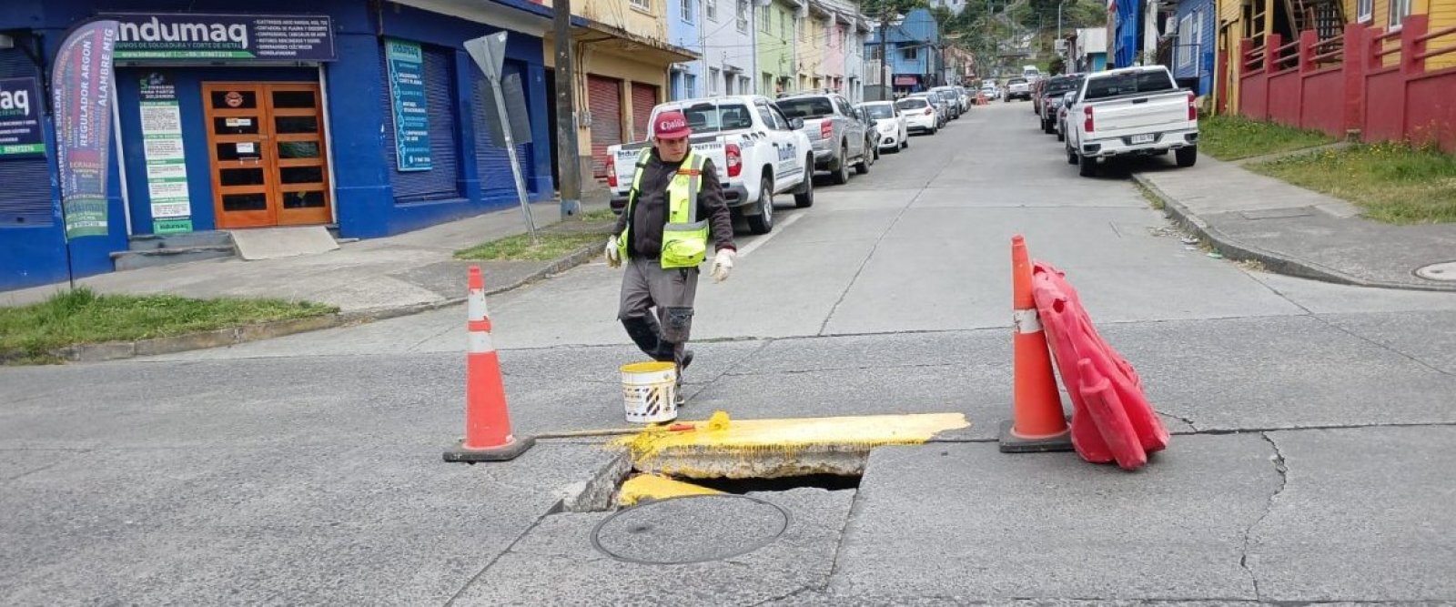 Socavón en cruce Chorrillos con Ñuble: Municipalidad de Puerto Montt llama a conducir con extrema precaución