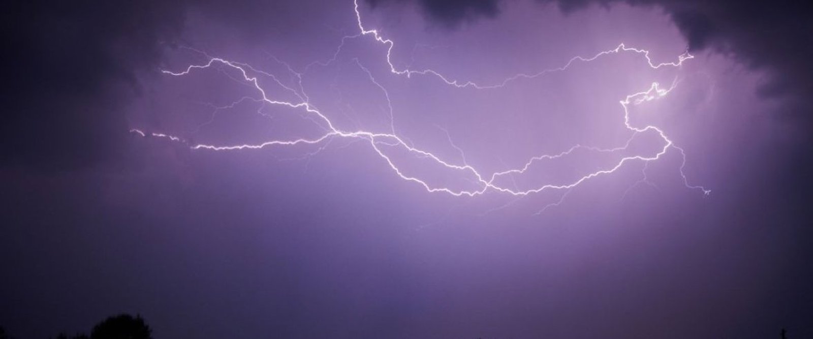 Meteorología alerta por probables tormentas eléctricas y viento este sábado en Puerto Montt