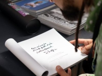 Último día de la Feria de Arte Sur-Venir en Puerto Montt: remate de obras, ofertas únicas y cierre festivo