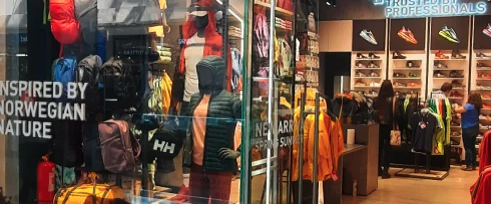PDI investiga millonario robo a tienda Helly Hansen en pleno centro de Puerto Varas
