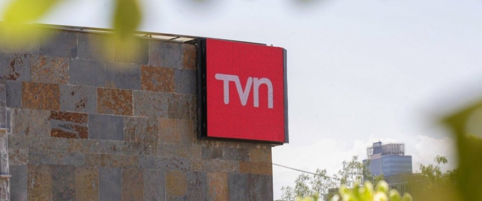 Colegio de Periodistas condena agresión a corresponsal de TVN en Puerto Montt y anuncia acciones legales
