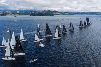 Chiloé dio inicio a la Regata Aramco Bicentenario 2026 con 64 embarcaciones en el mar