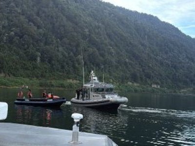 Hundimiento de embarcación en Cochamó: dos sobrevivientes y seis tripulantes desaparecidos en el Estuario de Reloncaví