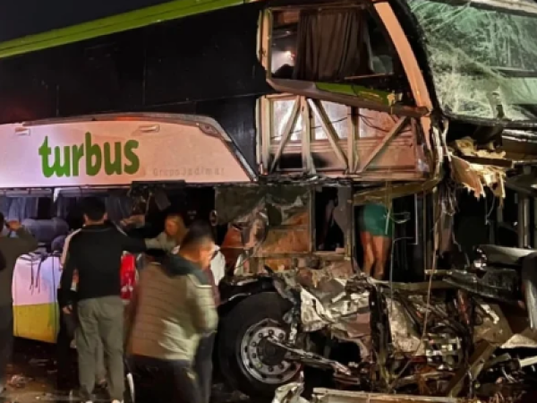 Joven de Puerto Montt entre las víctimas fatales de choque entre un TurBus y camión en La Araucanía