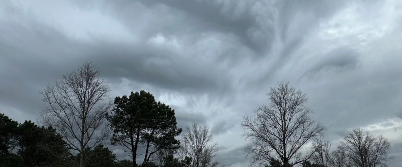 Región de Los Lagos bajo aviso por nubes con características tornádicas: revisa comunas, riesgos y recomendaciones