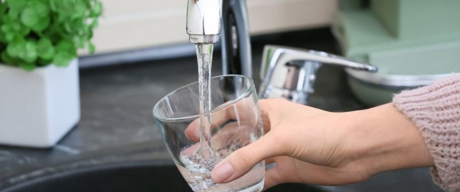 Día Mundial del Agua: estudio confirma aumento del consumo de agua potable de la llave en Chile