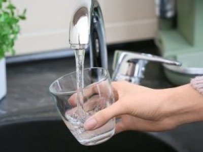 Día Mundial del Agua: estudio confirma aumento del consumo de agua potable de la llave en Chile