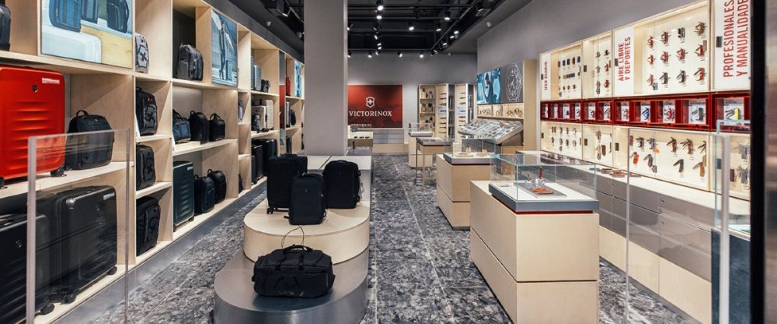 Robo millonario en Puerto Montt: banda sustrae $50 millones desde tienda Victorinox en mall Paseo Costanera