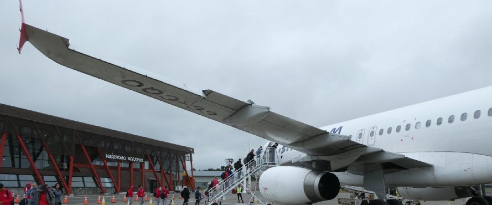 Mujer detenida en aeropuerto de Chiloé tras falso aviso de bomba en Mocopulli