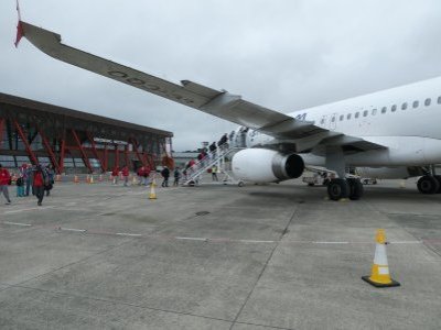 Mujer detenida en aeropuerto de Chiloé tras falso aviso de bomba en Mocopulli