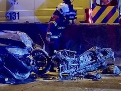 Grave accidente en Viaducto Fourcade: moto que huía en contra del tránsito choca con auto y deja un lesionado