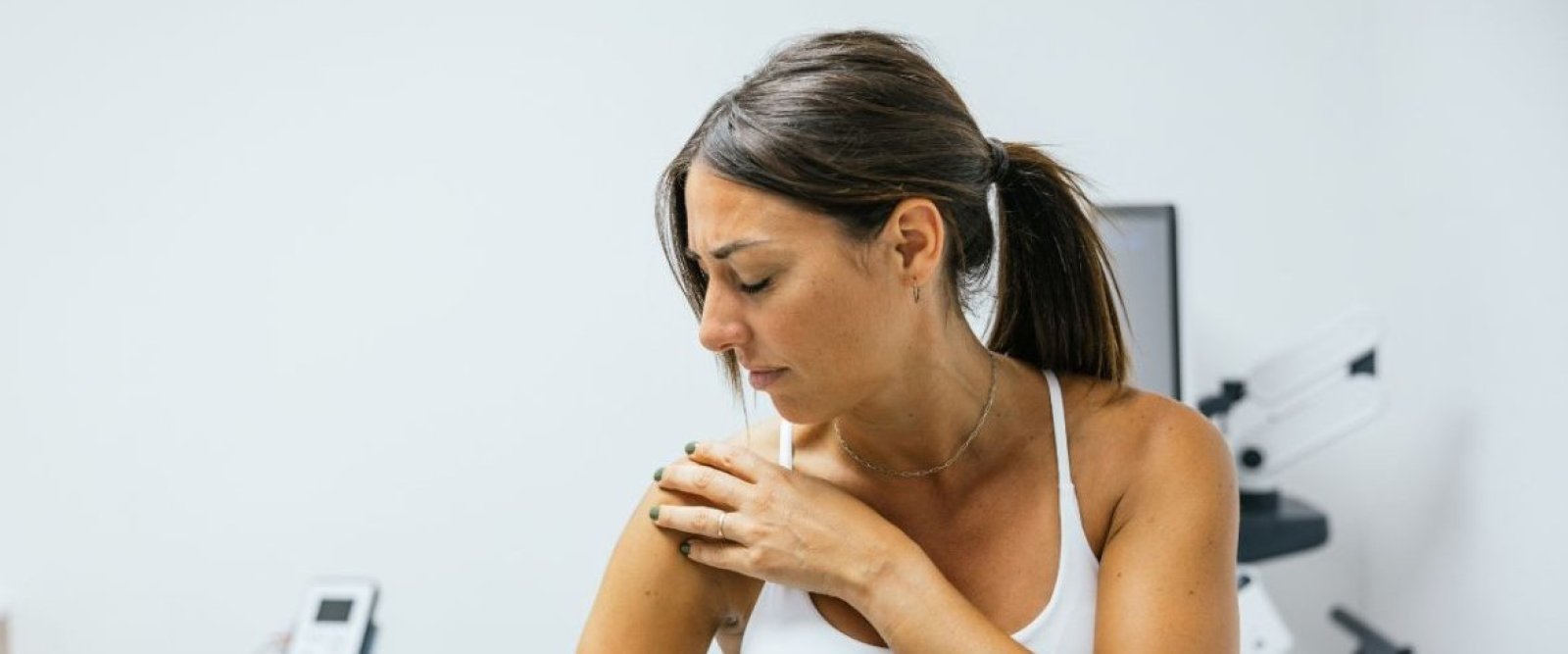 ¿Te duele el hombro? Especialista de Clínica Puerto Montt revela cuándo podría ser lesión del manguito rotador