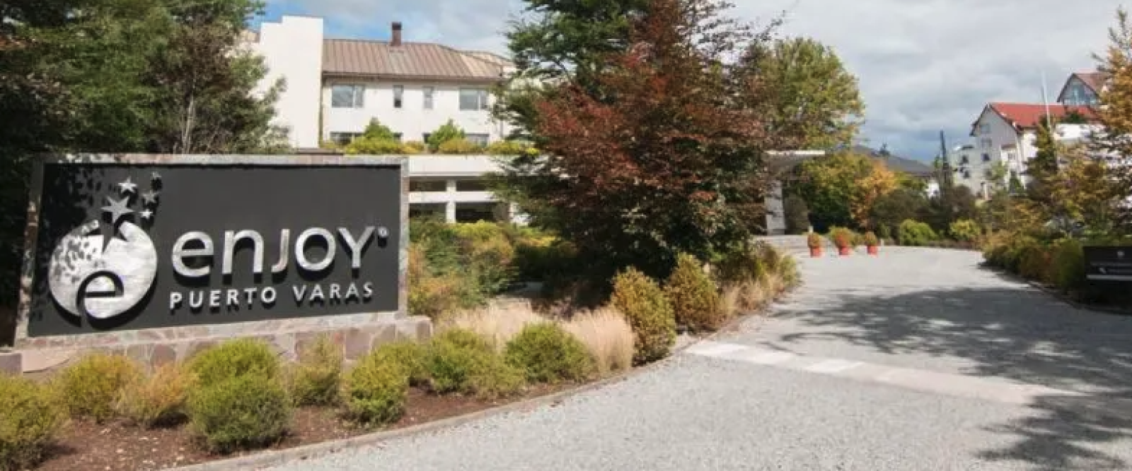 Ex trabajadores de Hotel Enjoy Puerto Varas denuncian deuda de $580 millones en finiquitos tras liquidación