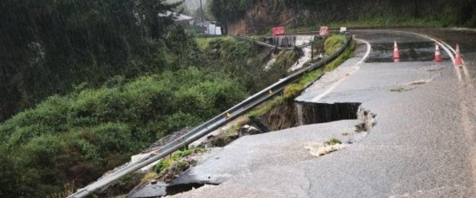 Ruta U-40 colapsa por socavones: cortan acceso a Bahía Mansa y activan emergencia
