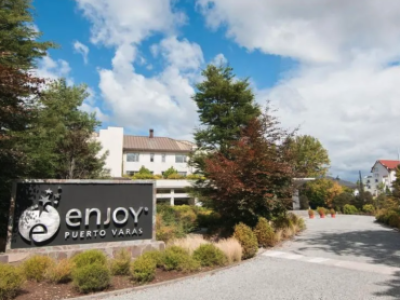 Ex trabajadores de Hotel Enjoy Puerto Varas denuncian deuda de $580 millones en finiquitos tras liquidación