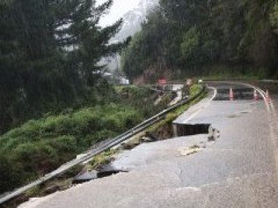 Ruta U-40 colapsa por socavones: cortan acceso a Bahía Mansa y activan emergencia