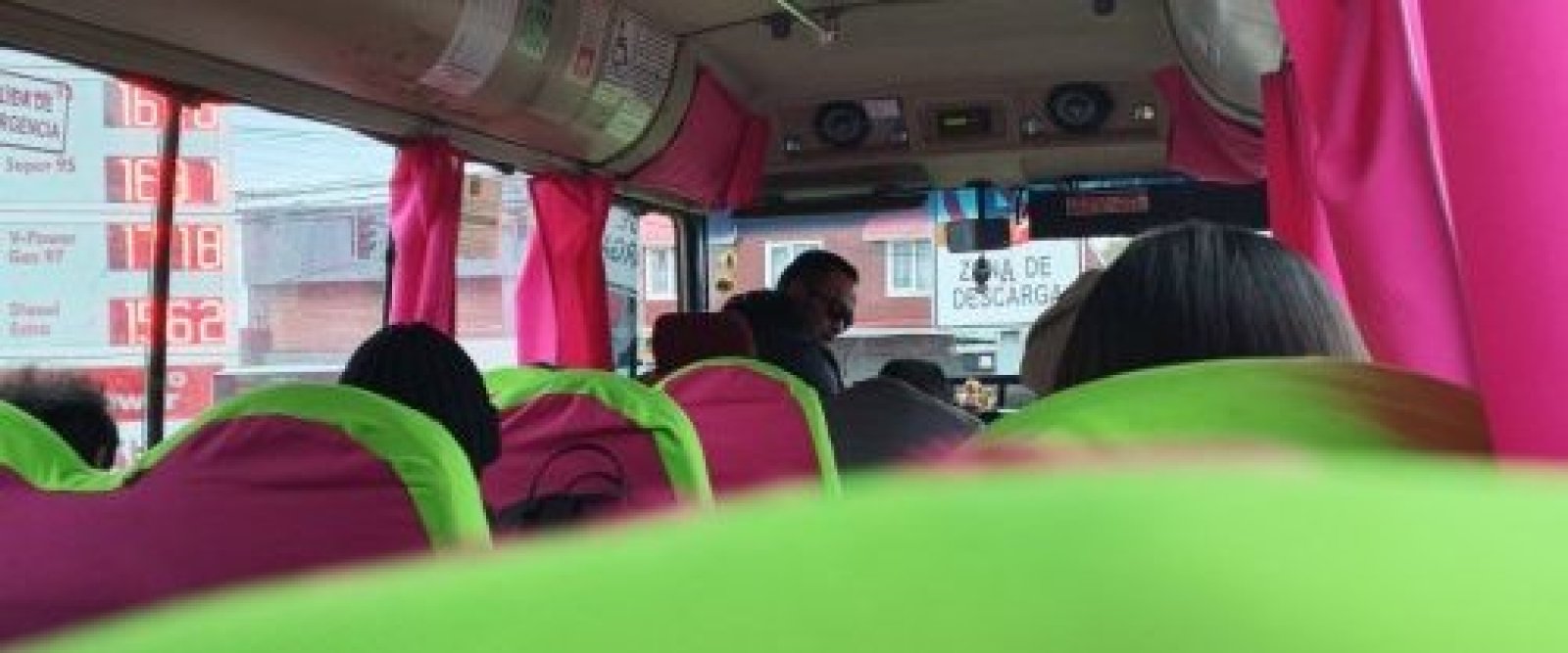 Pasajeros denuncian peligrosa carga de combustible con pasajeros a bordo en bus Puerto Montt