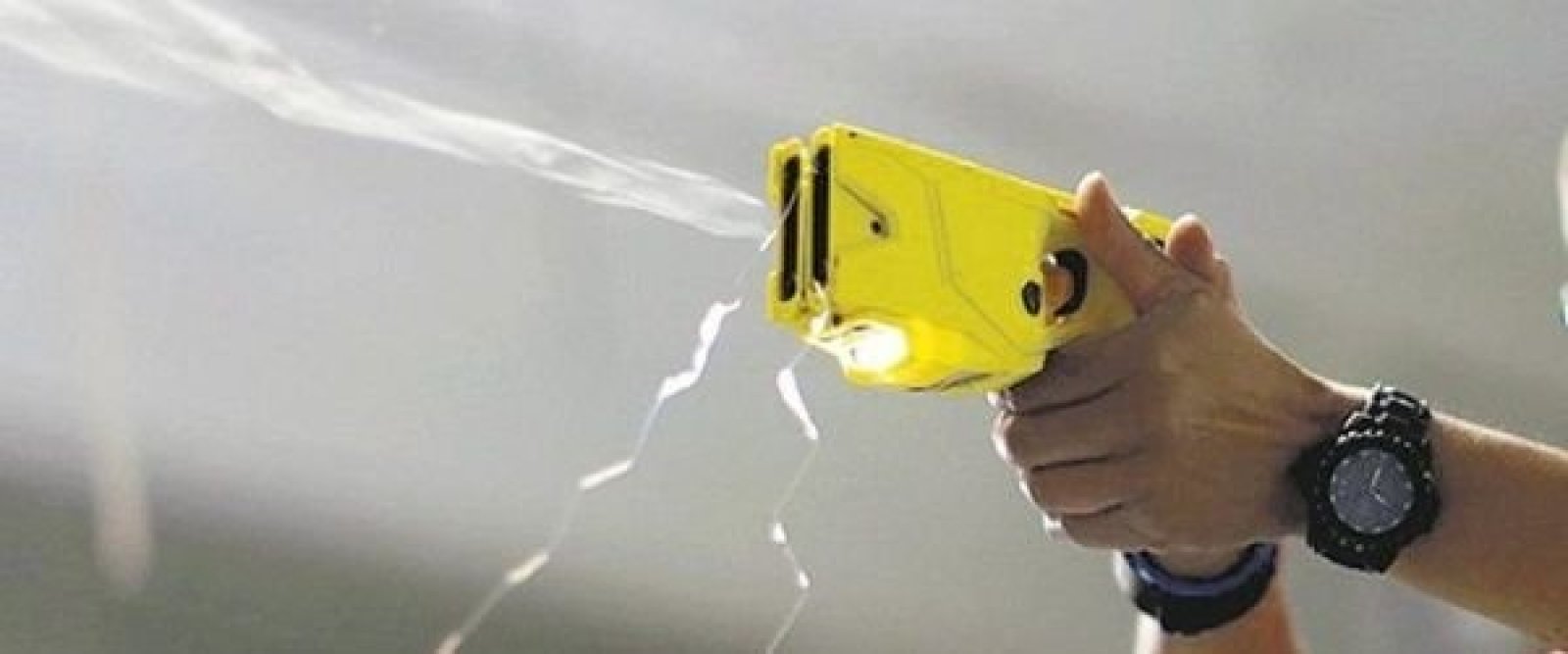 Alcalde Wainraihgt respalda uso de pistolas taser para inspectores municipales: “Están en primera línea”