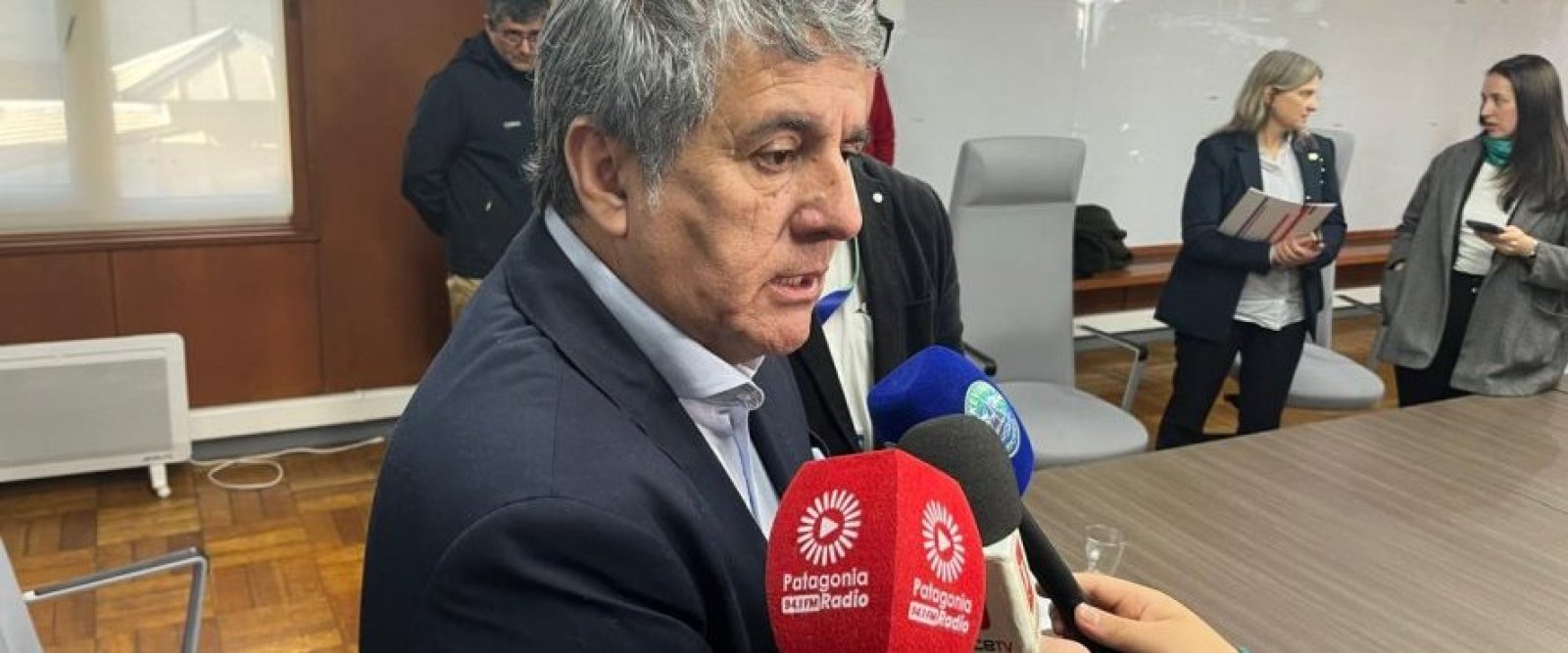 Gobernador Alejandro Santana revela problema de movilidad y aclara su estado de salud: “Estoy muy bien”
