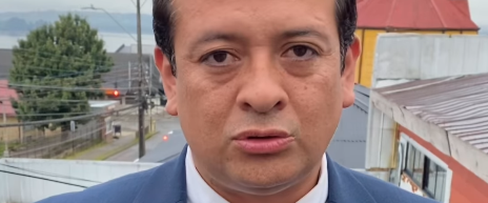 Alcalde de Calbuco desmiente uso de chaleco antibalas: municipio asegura que equipamiento es para Seguridad Pública