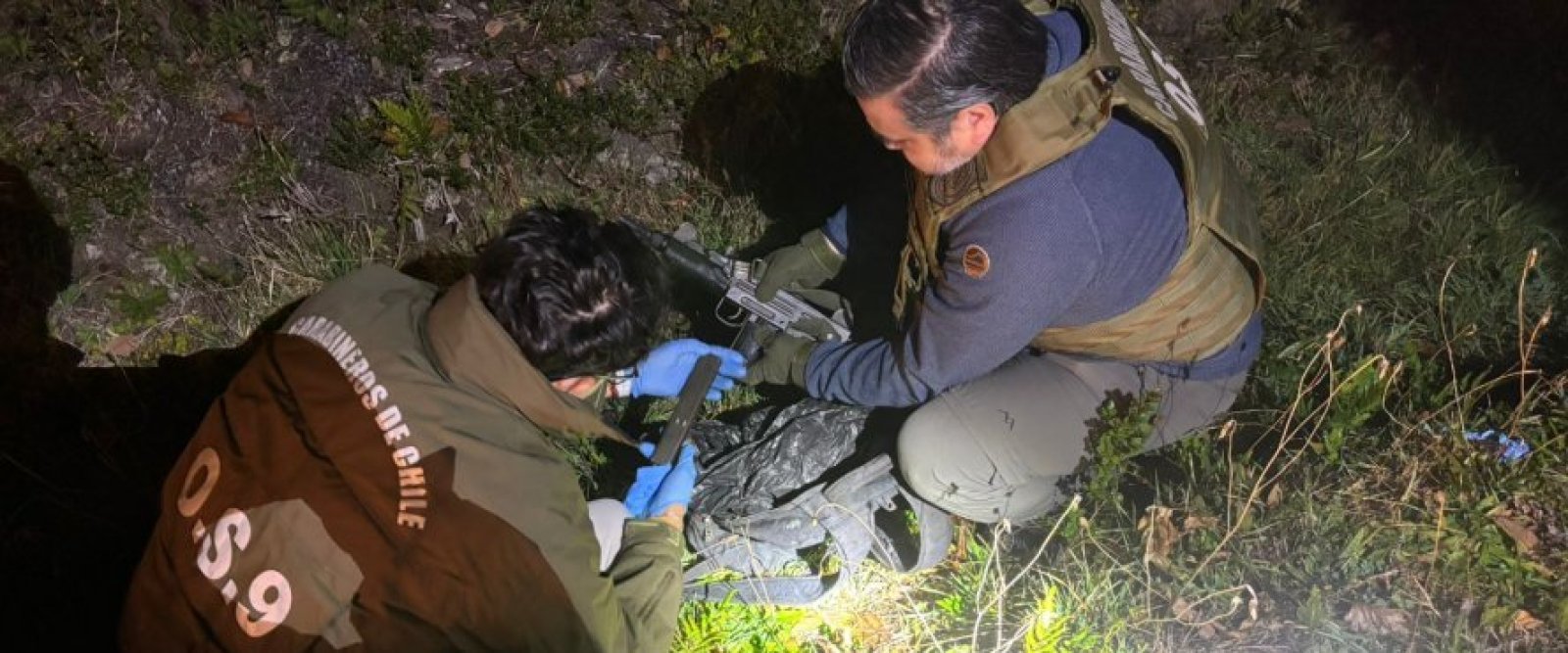 Encuentran subametralladora UZI extraviada en Puerto Montt: estaba oculta en una zanja