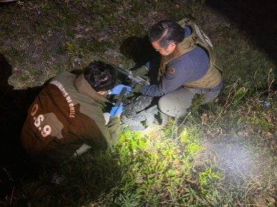 Encuentran subametralladora UZI extraviada en Puerto Montt: estaba oculta en una zanja