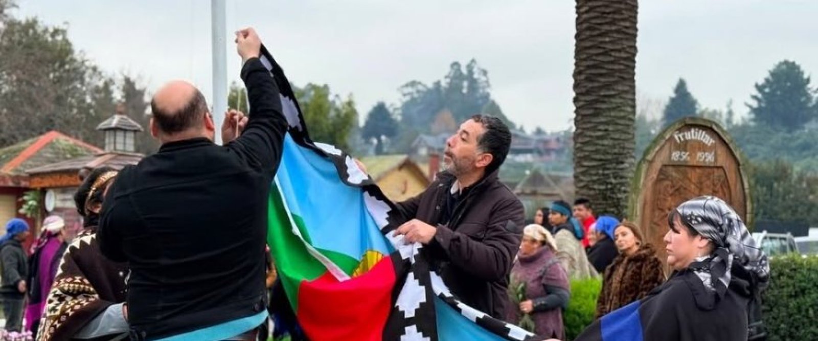 Polémica en Frutillar: Vecinos exigen retirar bandera mapuche del Monumento a la Colonización Alemana