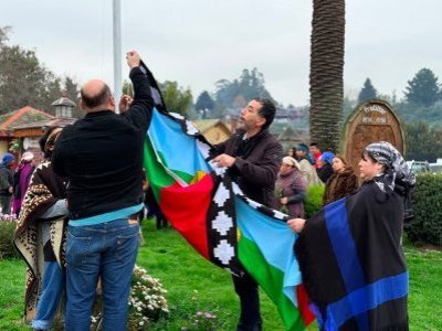 Polémica en Frutillar: Vecinos exigen retirar bandera mapuche del Monumento a la Colonización Alemana