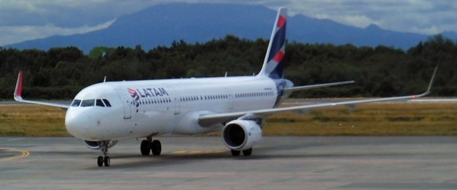 Emergencia aérea en Puerto Montt: avión de LATAM retorna al Tepual tras presunto impacto con aves