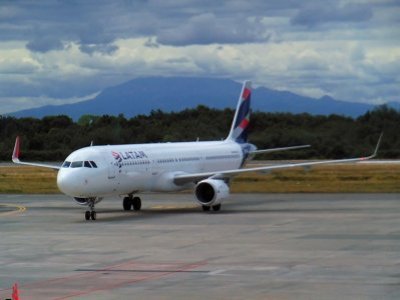 Emergencia aérea en Puerto Montt: avión de LATAM retorna al Tepual tras presunto impacto con aves