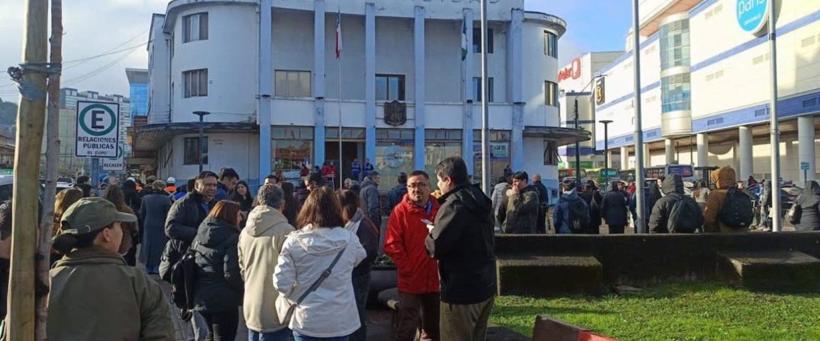Evacúan Municipalidad de Puerto Montt tras rotura de cañería de gas en edificio consistorial